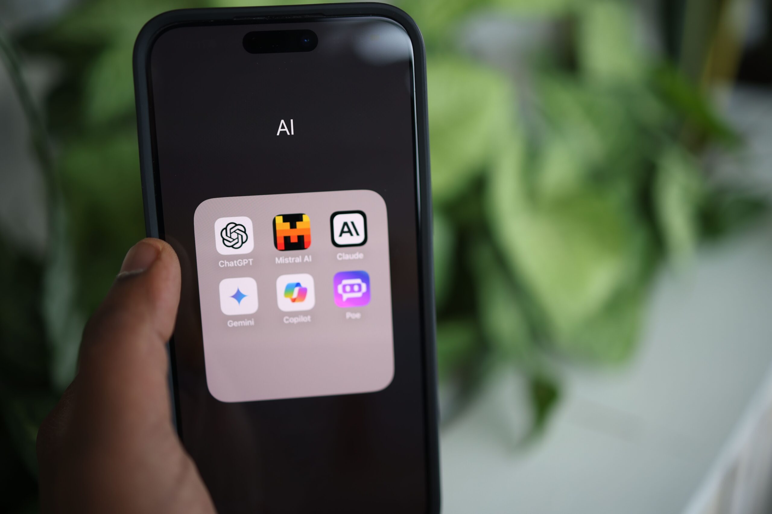 Bilden föreställer en telefon med appar som är AI-tjänster