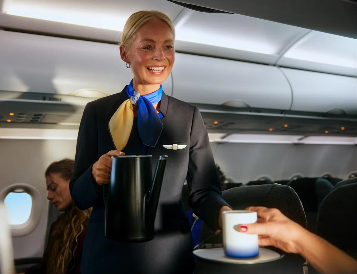 SAS kabinpersonal serverar kaffe ombord