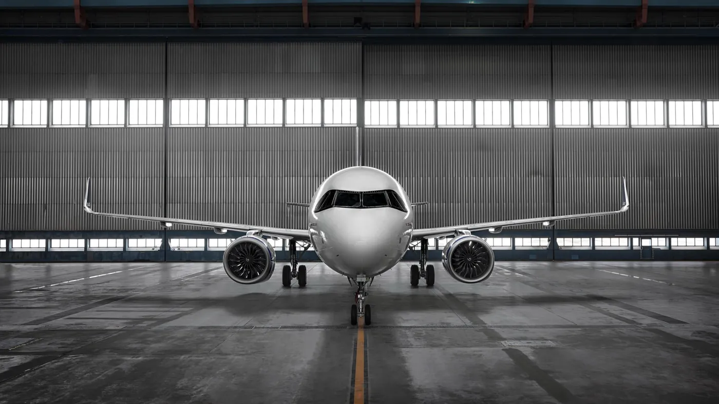 SAS-flygplan i hangar