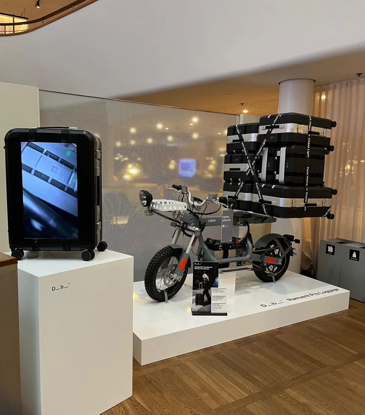 Produktdisplay med resväskor och elcykel i en SAS-lounge