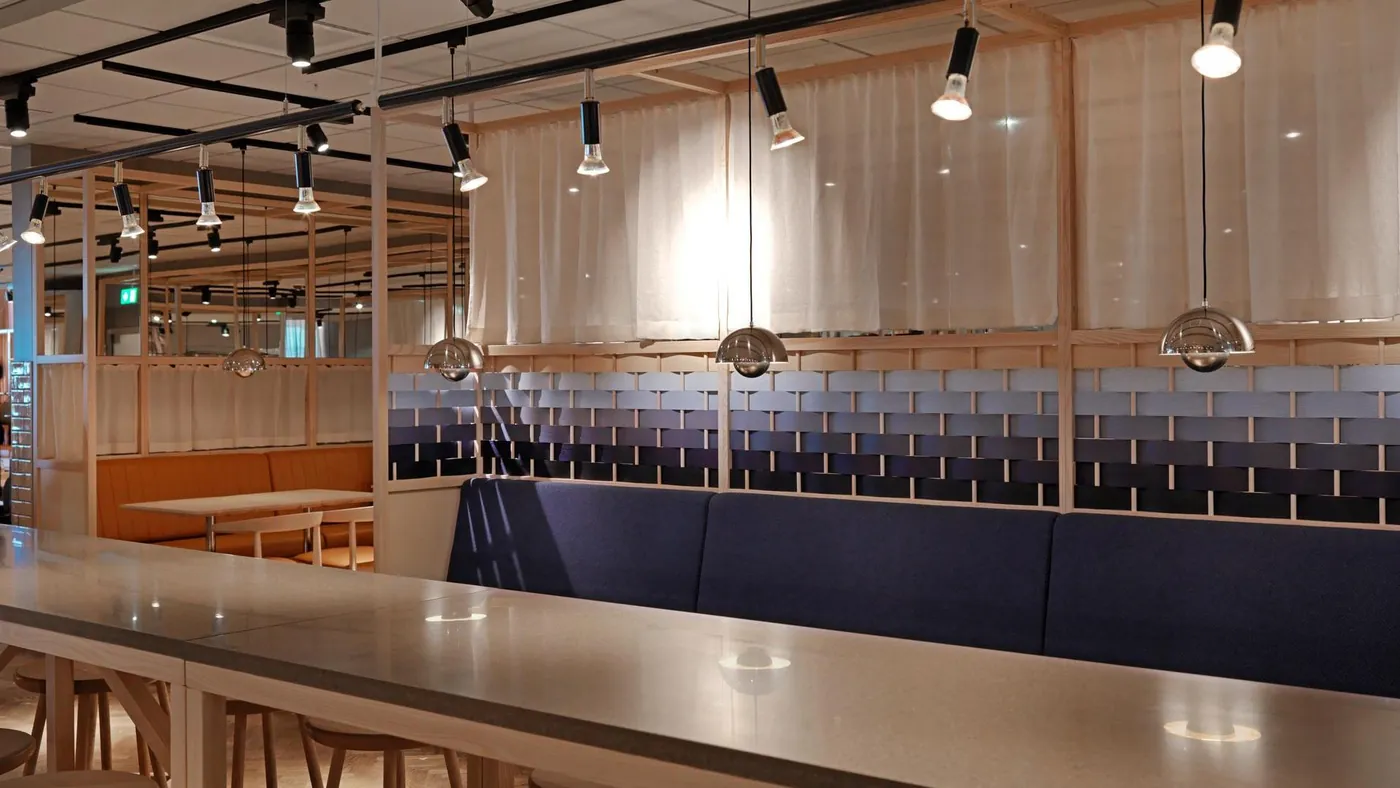Interiör i en SAS-lounge med bar och sittgrupper